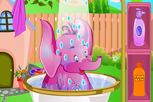 可爱小象洗澡